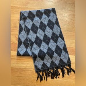 Argyle scarf in black and gray